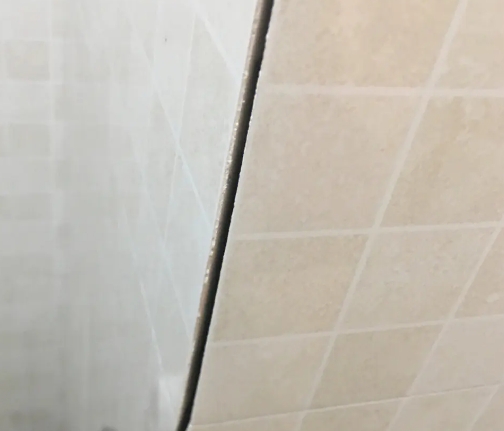 道里瓷砖空鼓维修公司分享阳台瓷砖脱落的修复过程可以分为以下几个步骤